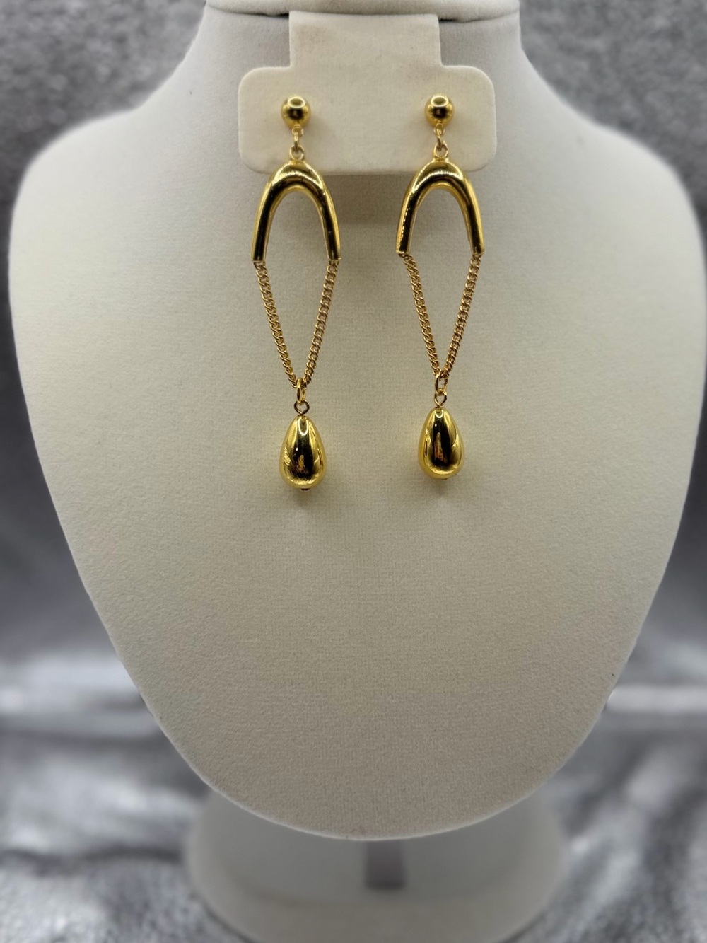Vintage Avon Gold Teardrop Chain Dangle Pierced Earrings